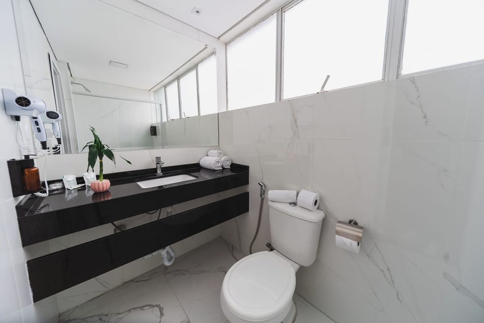 Standard Casal | Bathroom | Shower, free toiletries, hair dryer, towels