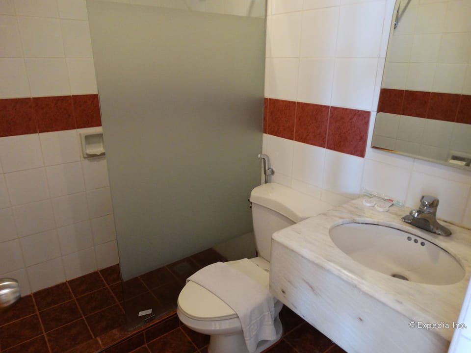 Cityside | Bathroom | Combined shower/tub, deep soaking tub, free toiletries, slippers
