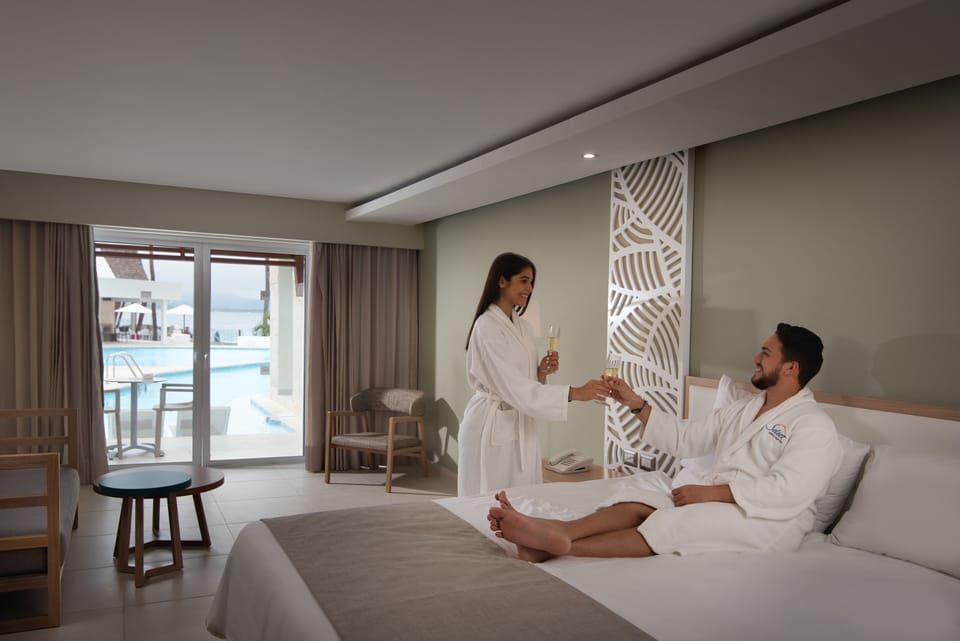 Junior Swim Up Room, Ocean View | Minibar (free items), in-room safe, desk, blackout drapes