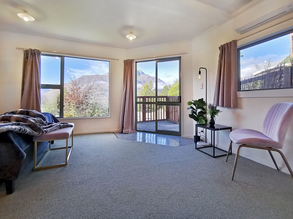 Private 3 Bedroom Duplex | 3 bedrooms, iron/ironing board, free WiFi, bed sheets