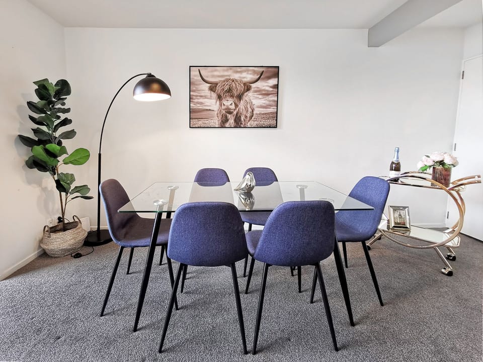 Private 3 Bedroom Duplex | In-room dining