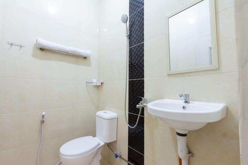 Deluxe Twin Room | Bathroom | Shower, free toiletries, bidet, towels