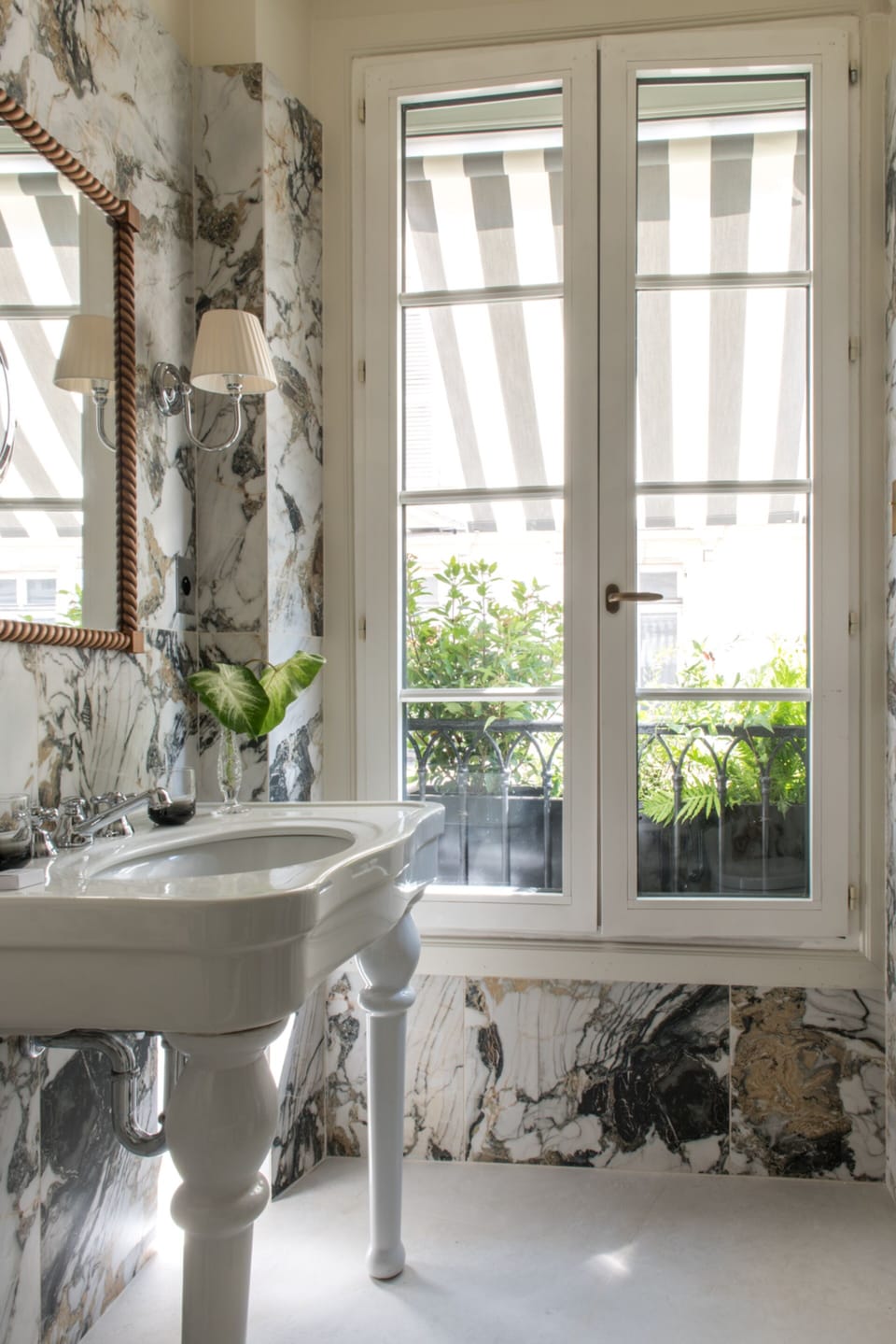 Deluxe Double or Twin Room | Bathroom | Combined shower/tub, free toiletries, hair dryer, bathrobes