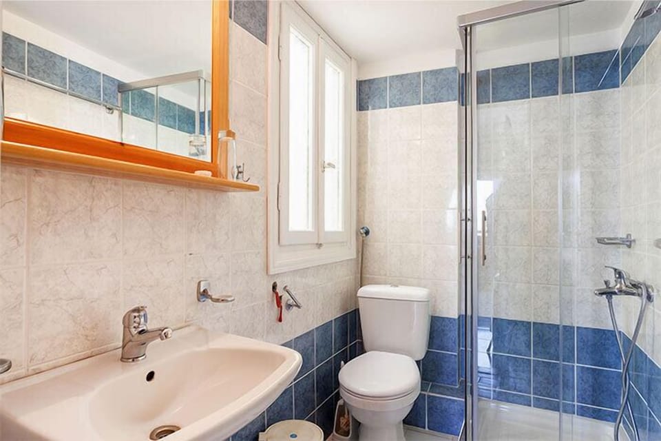 Shower, rainfall showerhead, towels