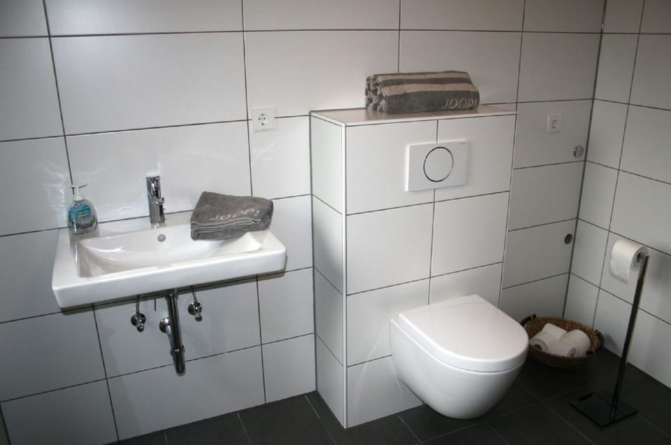 Apartment, Garden View | Bathroom | Shower, towels