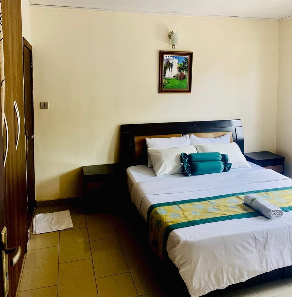 Executive Suite | 1 bedroom, minibar, desk, laptop workspace