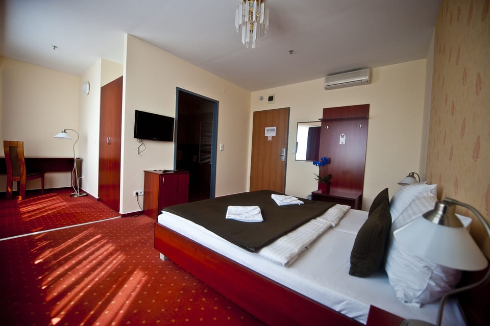 Superior Double or Twin Room | Desk, blackout drapes, free WiFi, bed sheets