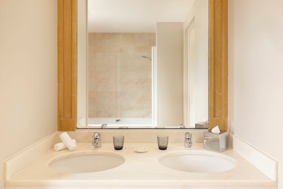 Combined shower/tub, hair dryer, bathrobes, slippers