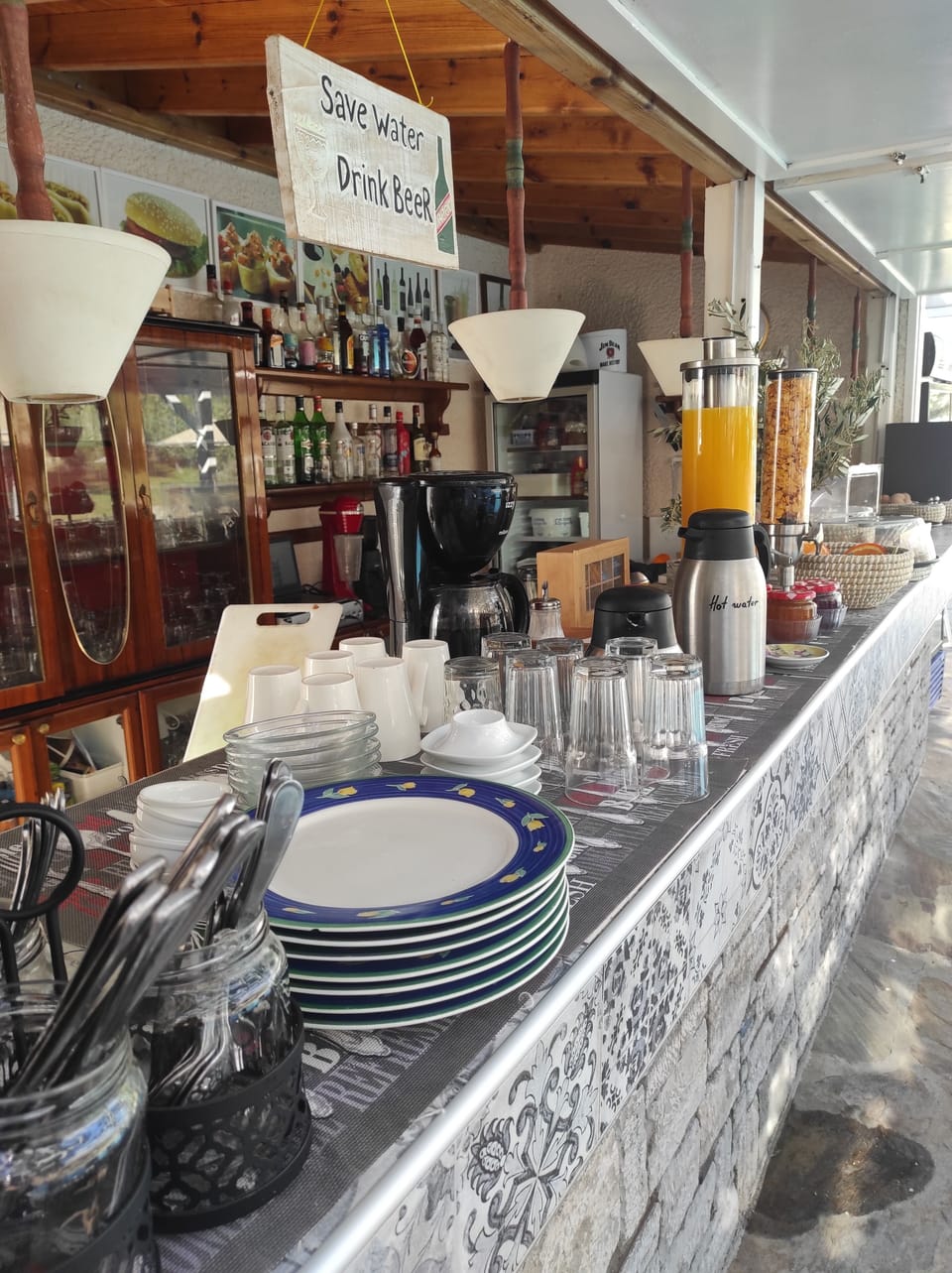 Daily continental breakfast (EUR 12 per person)