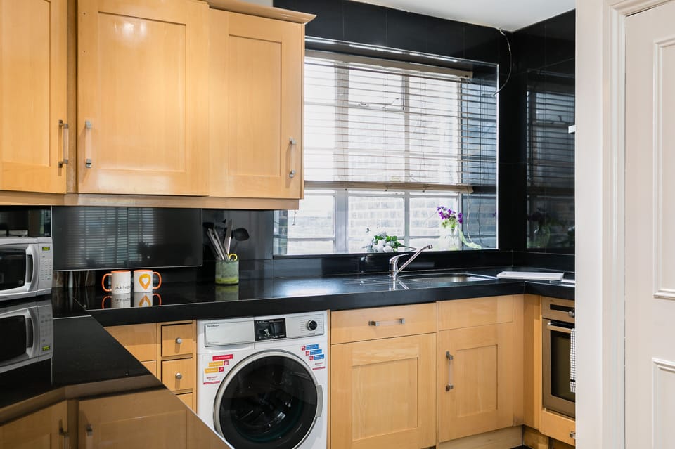 Apartment (3 Bedrooms) | Private kitchen | Full-size fridge, microwave, oven, stovetop