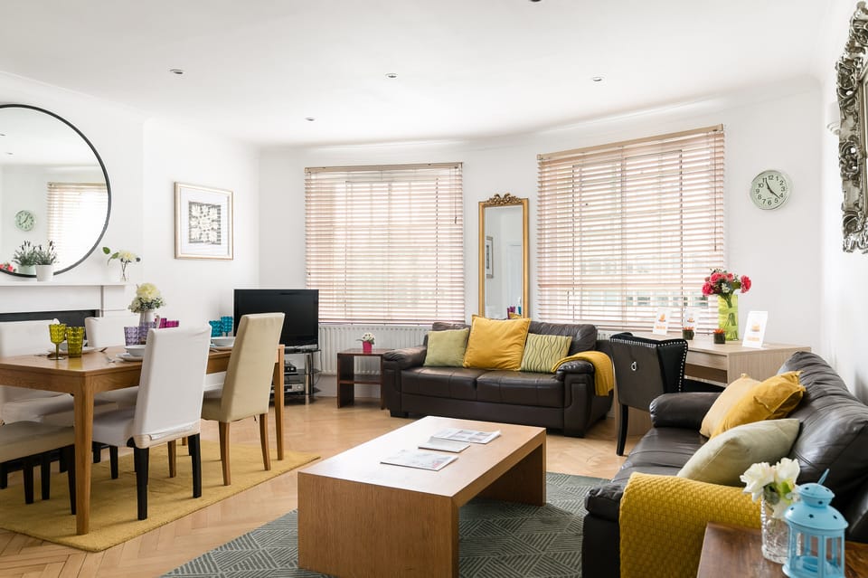 Apartment (3 Bedrooms) | Living room | 49-inch Smart TV with satellite channels, TV, fireplace