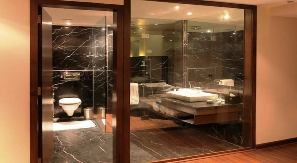 Deluxe Room, 1 King Bed | Egyptian cotton sheets, premium bedding, pillowtop beds, minibar