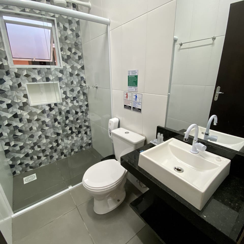 Comfort Twin Room | Bathroom | Free toiletries, towels