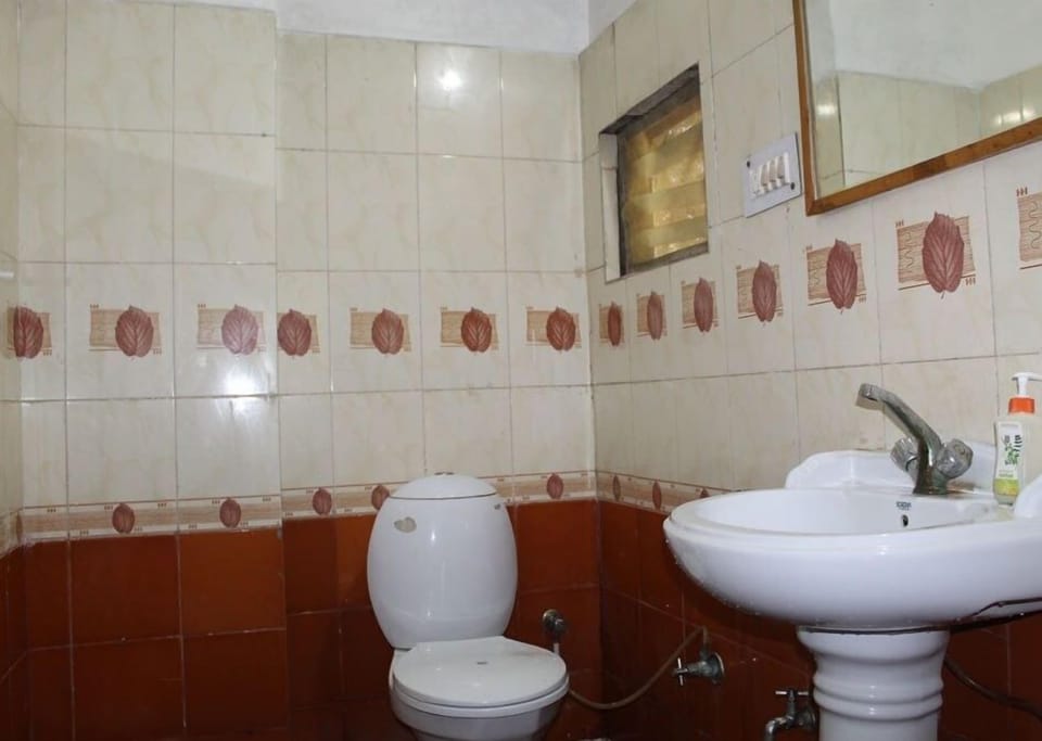 Shower, rainfall showerhead, free toiletries, towels