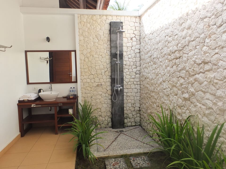 Standard Double Room | Bathroom | Slippers, towels