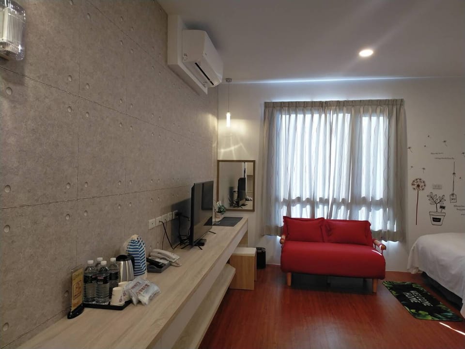 Deluxe Quadruple Room | Living area | Flat-screen TV