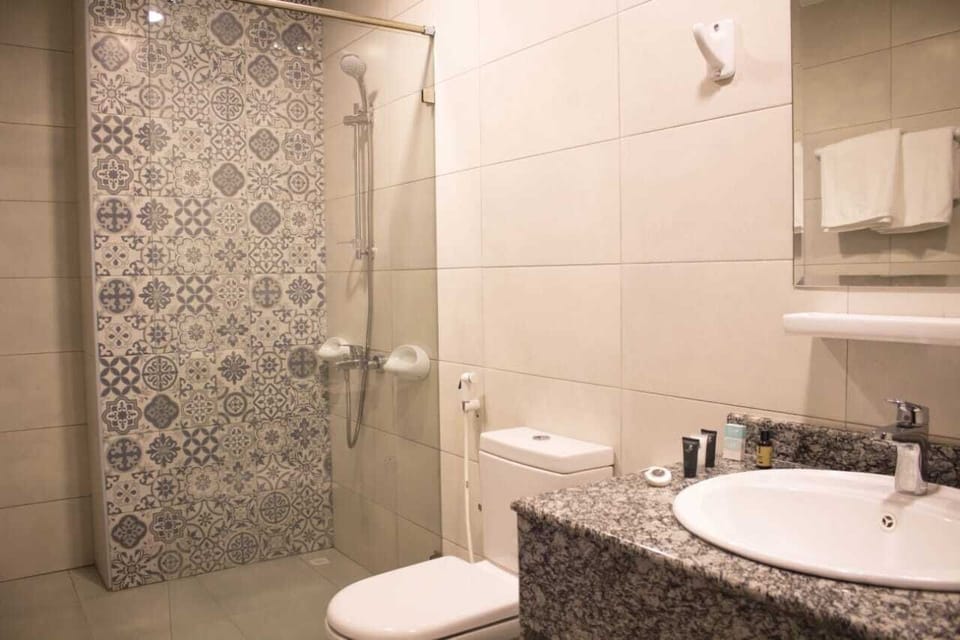 Shower, rainfall showerhead, free toiletries, bathrobes