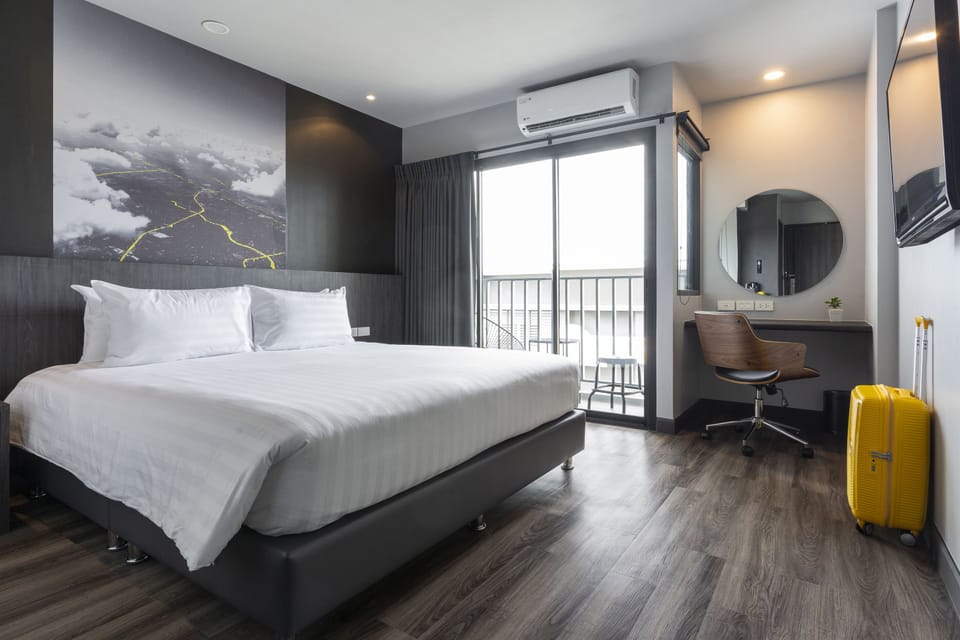 Connecting Mai with Balcony | In-room safe, desk, laptop workspace, blackout drapes