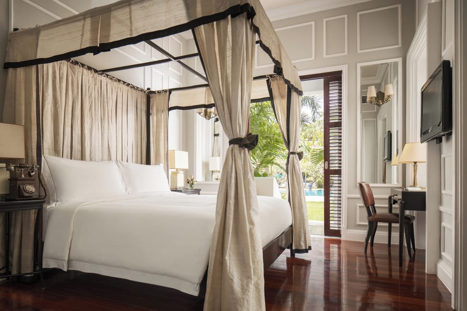Raffles Suite King | Egyptian cotton sheets, premium bedding, pillowtop beds, minibar