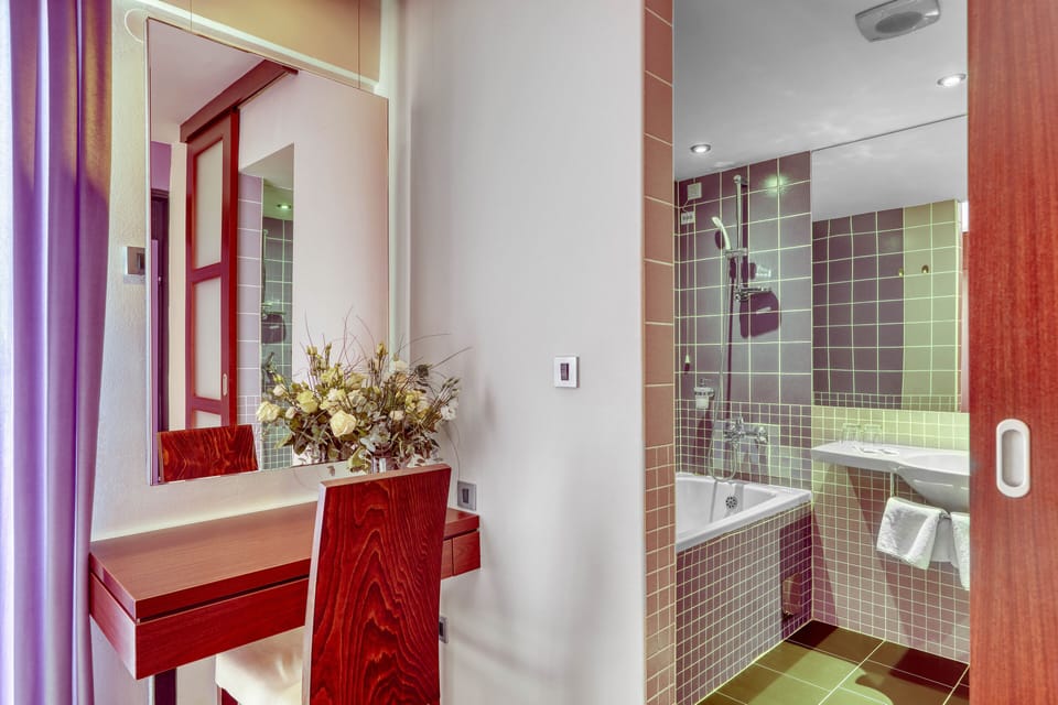 Basic Suite, Balcony (Sea View) | Hypo-allergenic bedding, minibar, in-room safe, desk