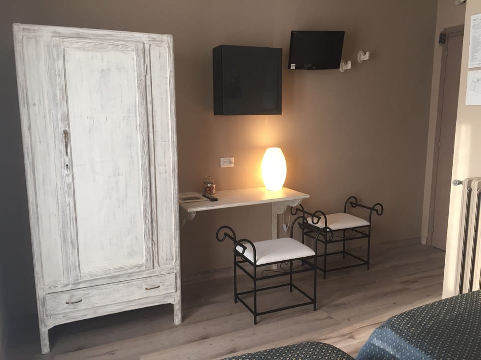 Single Room | Minibar, in-room safe, desk, cribs/infant beds