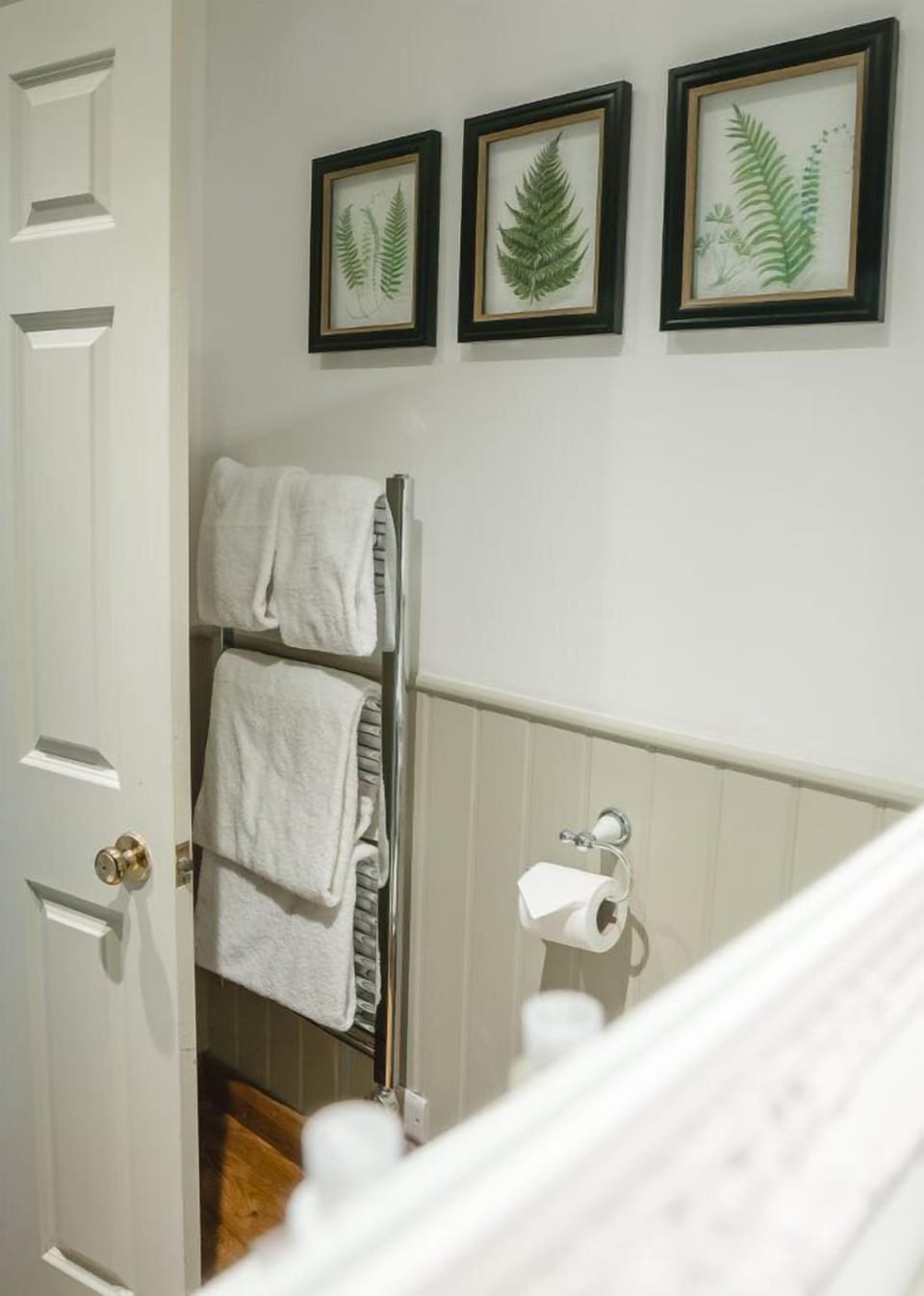 Combined shower/tub, free toiletries, hair dryer, towels