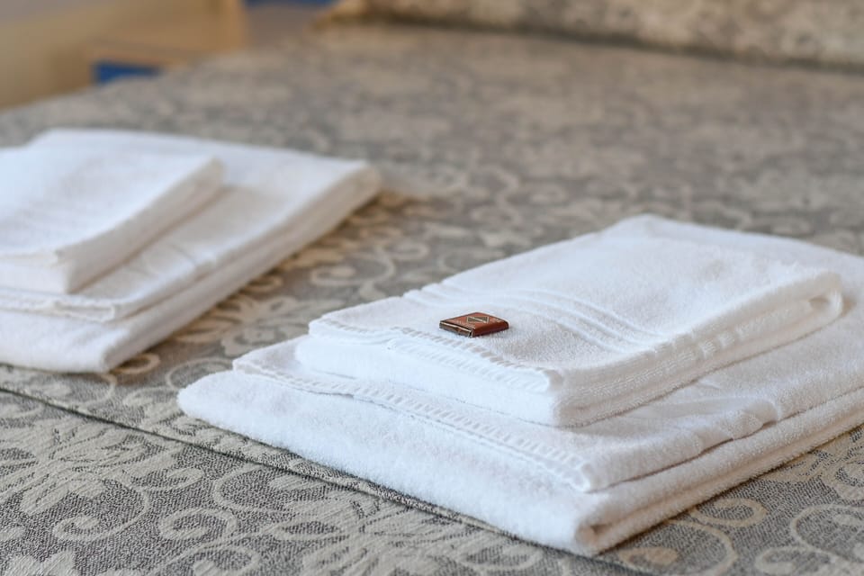 Double Room | Desk, WiFi (free), bed sheets