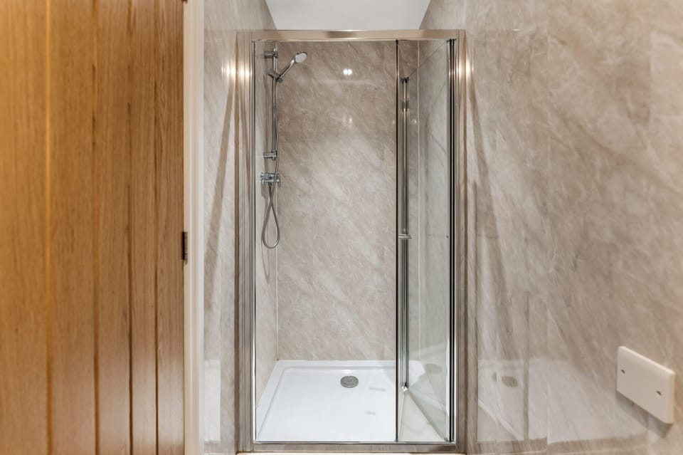 House | Bathroom | Combined shower/tub, free toiletries, hair dryer, towels