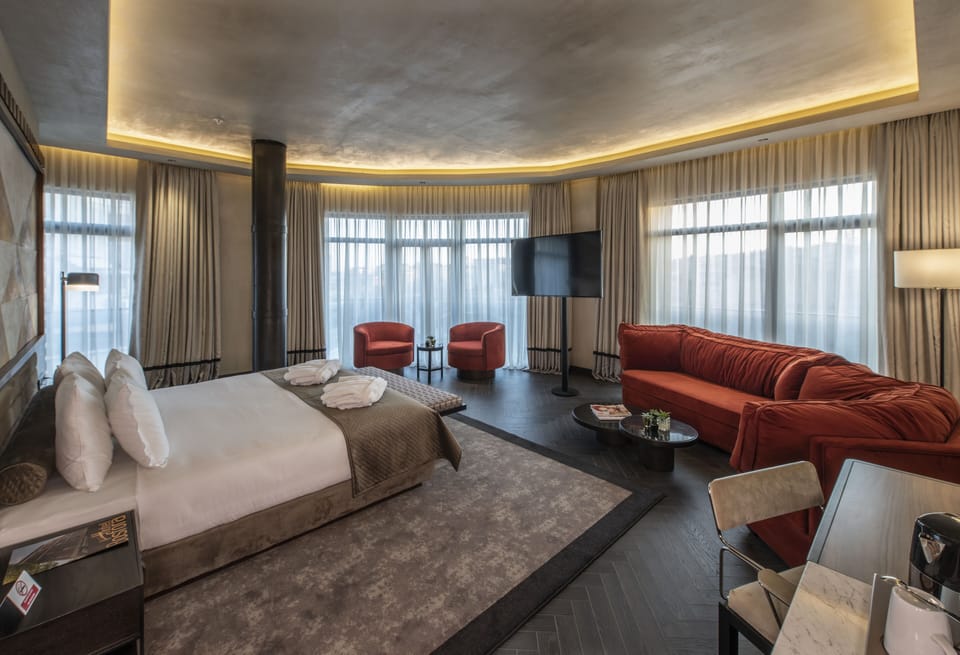 Suite, Corner | Premium bedding, minibar, in-room safe, desk