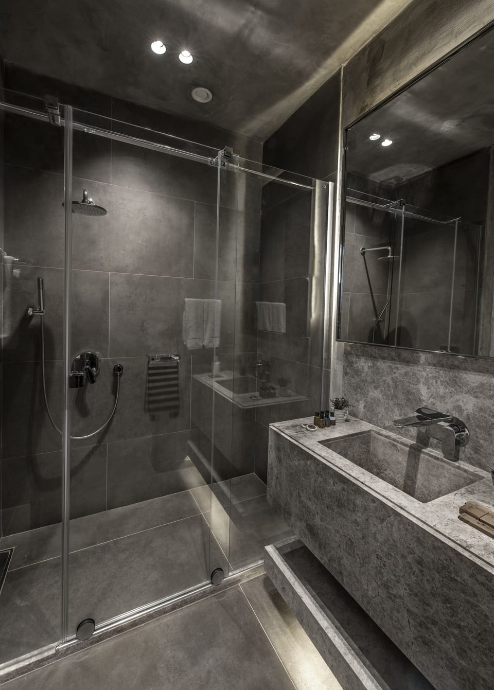 Suite, Corner | Bathroom | Shower, rainfall showerhead, free toiletries, hair dryer