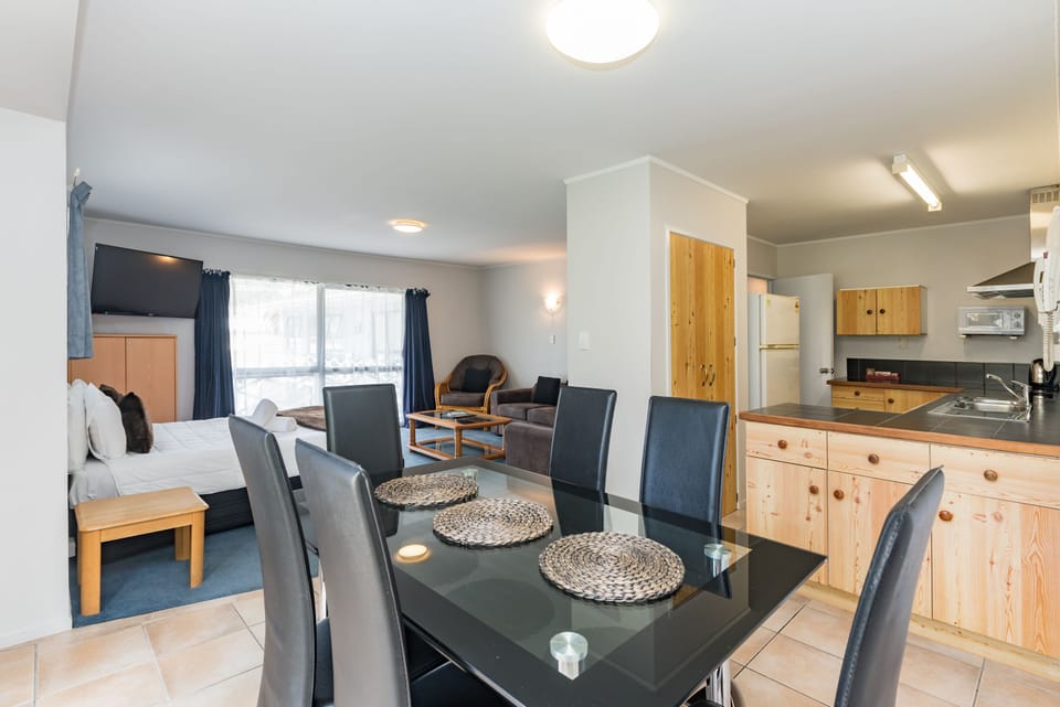 Family Apartment, 2 Bedrooms | In-room dining