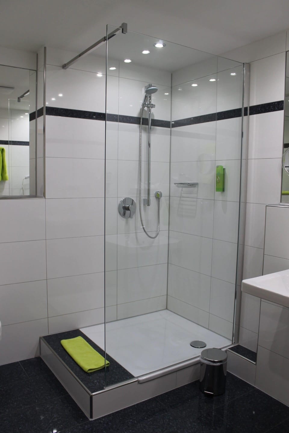 Classic Triple Room | Bathroom | Shower, eco-friendly toiletries, hair dryer, towels