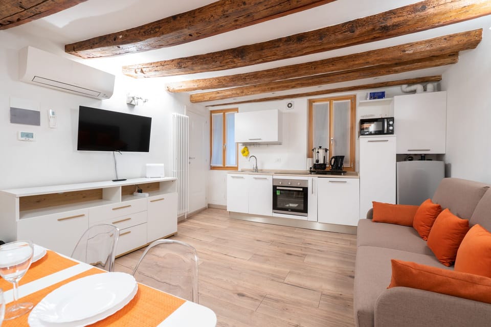 Apartment | Living area | Flat-screen TV