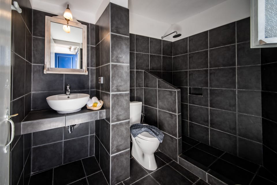 Superior Sea View Loft Room | Bathroom | Shower, free toiletries, hair dryer, towels