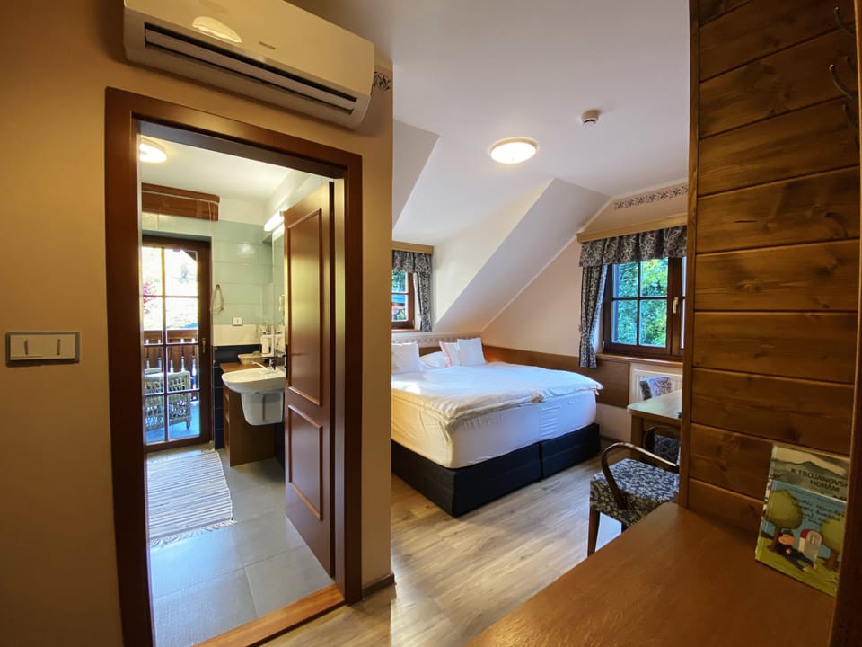 Comfort Double or Twin Room, Balcony, Courtyard View | Premium bedding, Select Comfort beds, minibar, individually decorated