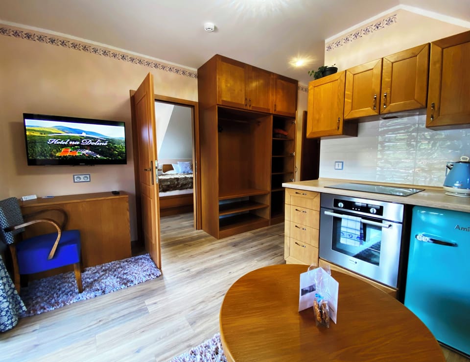 Deluxe Apartment, 1 Queen Bed, Jetted Tub | Living area