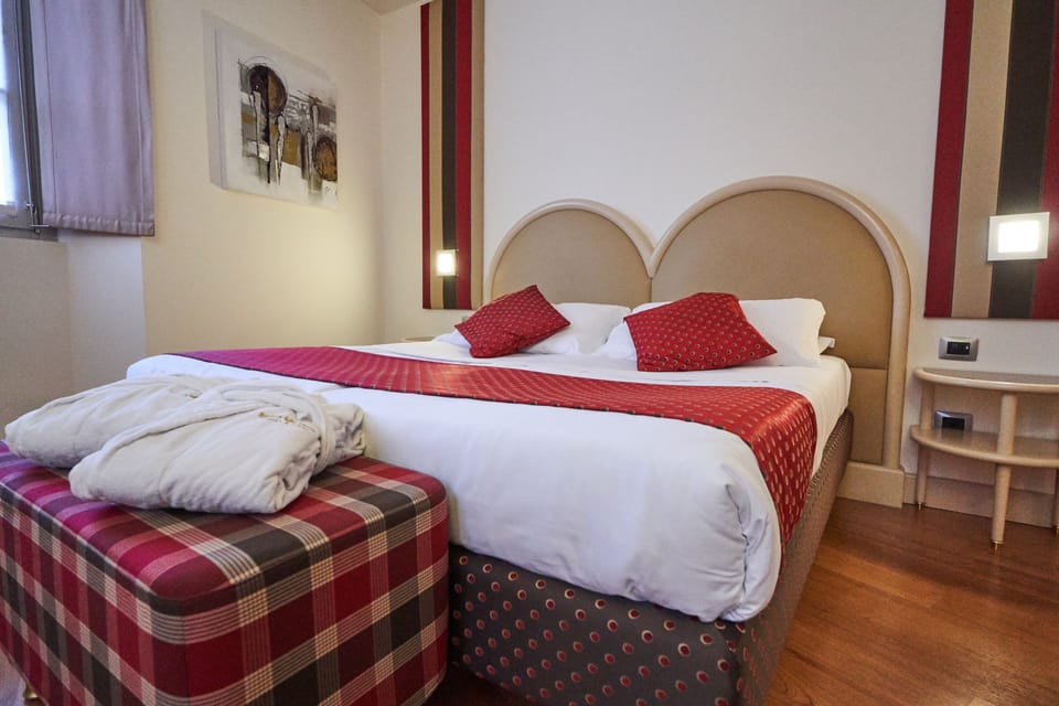 Superior Room, 1 Queen Bed, Non Smoking, Jetted Tub (Converts to 2 Twin Beds) | Down comforters, minibar, in-room safe, desk