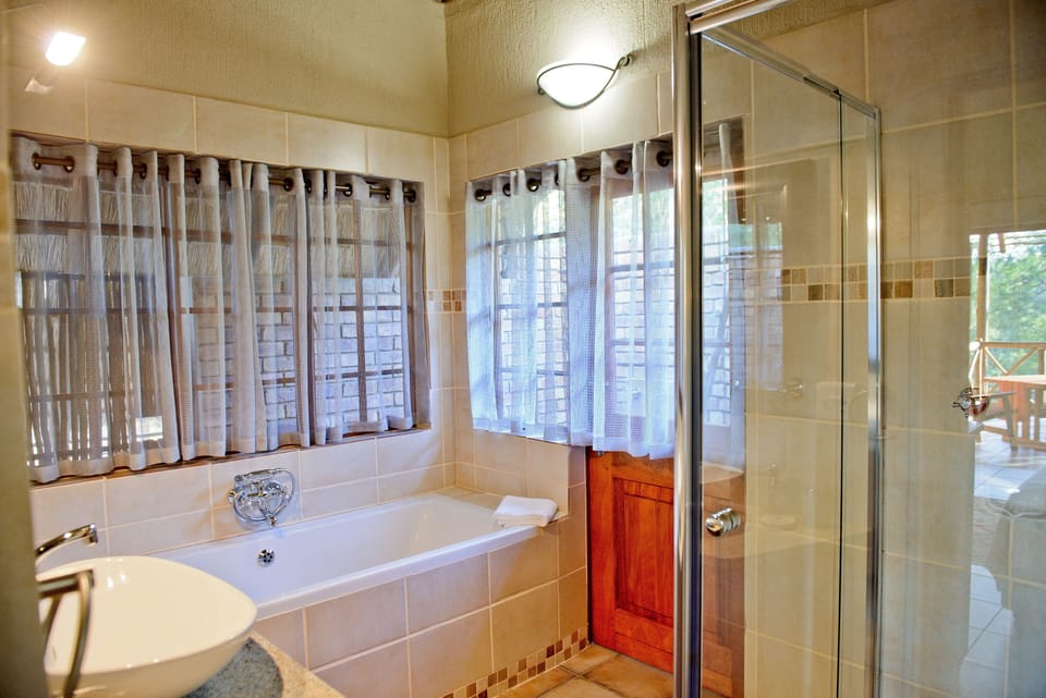 Luxury Chalet (Bush) | Bathroom | Eco-friendly toiletries, hair dryer, towels