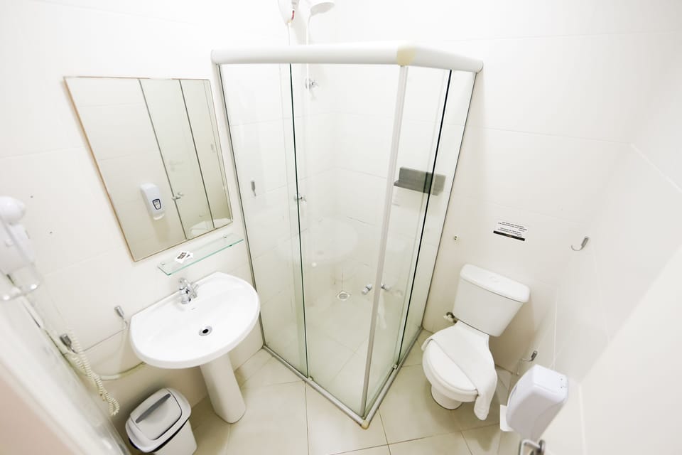 Quarto triplo Standard sem sacada  | Bathroom | Shower, free toiletries, towels