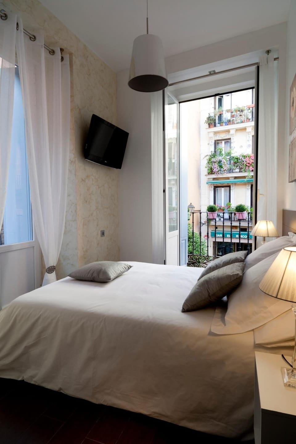 Soundproofing, free WiFi, bed sheets