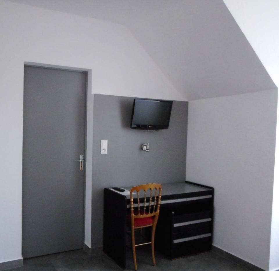 Classic Double Room | Desk, cribs/infant beds, rollaway beds, free WiFi