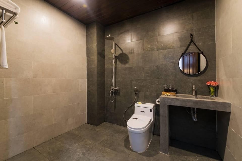 Deluxe Triple Room (with Windows) | Bathroom | Shower, rainfall showerhead, free toiletries, hair dryer