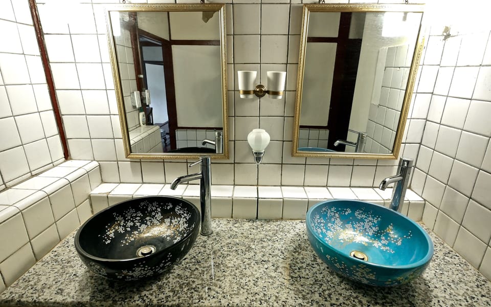 Bathroom sink