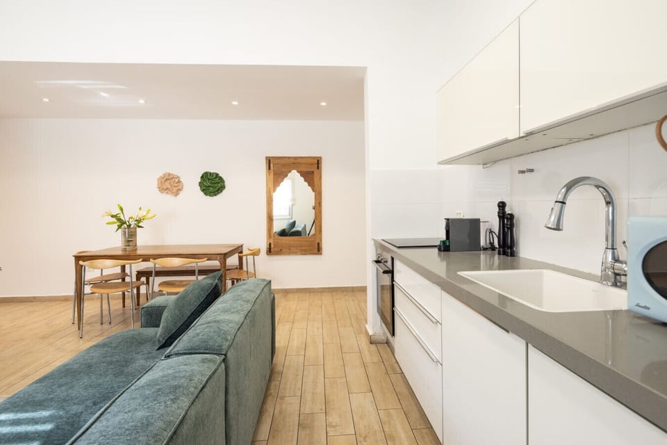 Apartment, 3 Bedrooms, Balcony, City View | Interior