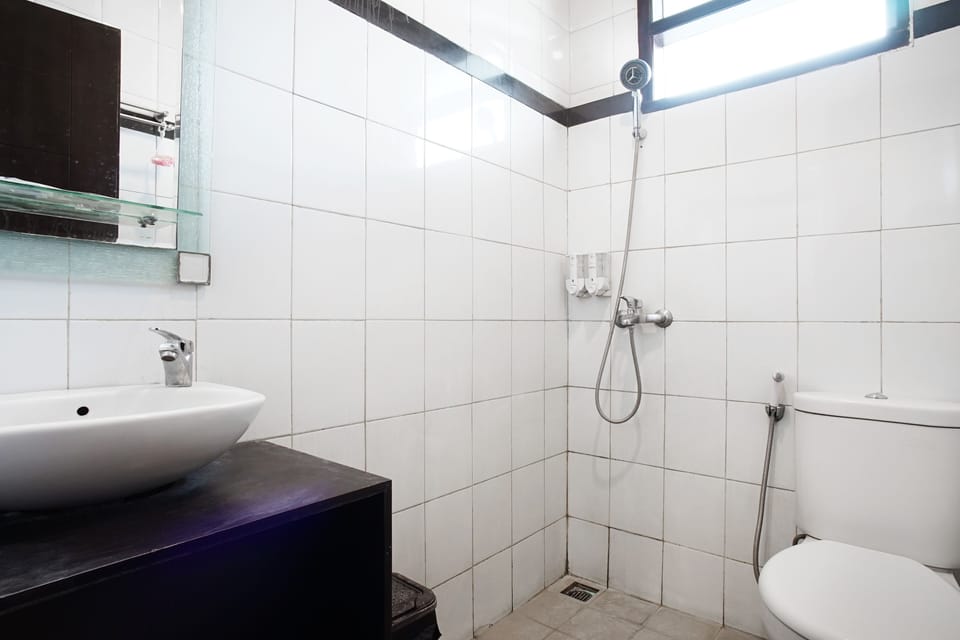 Deluxe Double Room | Bathroom | Shower, towels