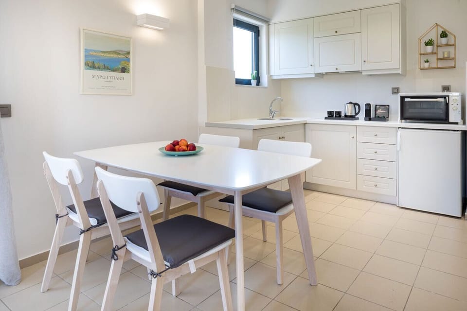 Superior Apartment, 2 Bedrooms | Private kitchenette | Fridge, stovetop, coffee/tea maker, electric kettle