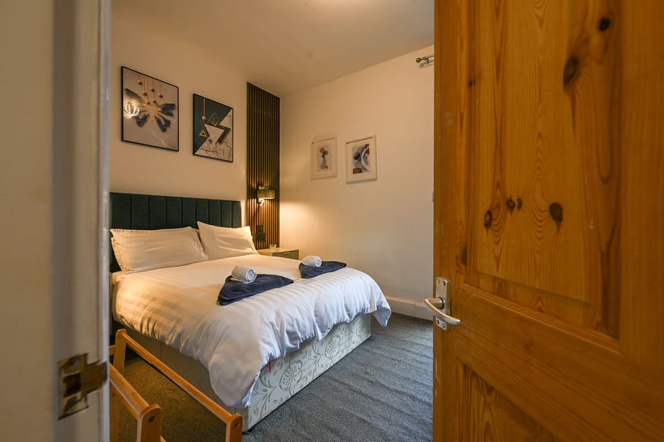 Room 6 - Double En-suite Hillview Room | Individually decorated, individually furnished, laptop workspace
