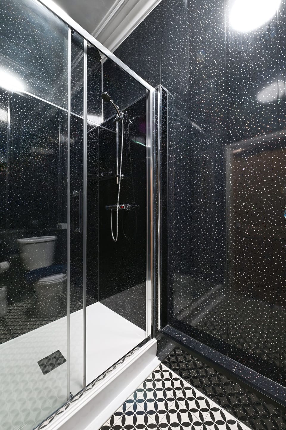 Room 7 - Double En-suite Seaview Room | Bathroom | Free toiletries, towels, soap, shampoo