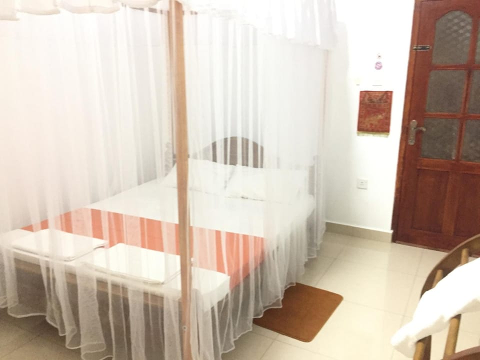 In-room safe, desk, soundproofing, iron/ironing board