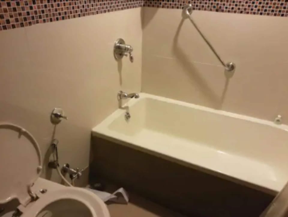Combined shower/tub, hair dryer, towels
